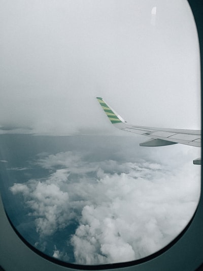 飞机窗口云层视图